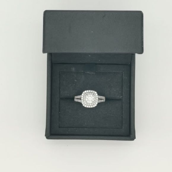 Vera Wang wedding set. - Picture 11 of 11